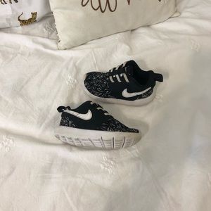 Nike sneakers with cutest heart design!💕